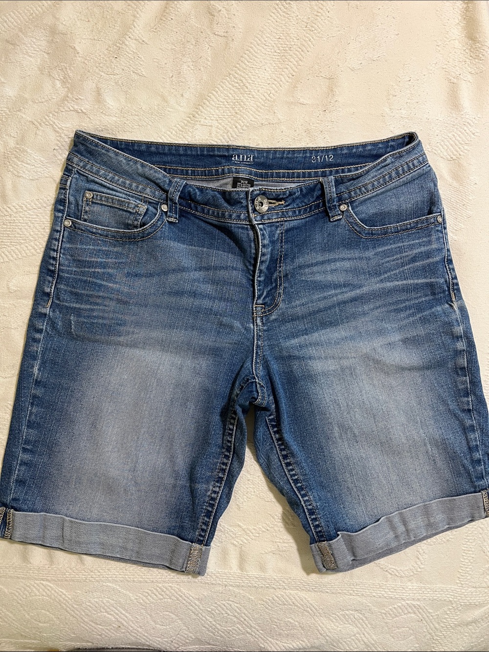 a.n.a Rolled-Hem Denim 5 Pocket Jean Shorts 9” Leg in Faded Blue